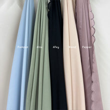 Load image into Gallery viewer, Melia in alley